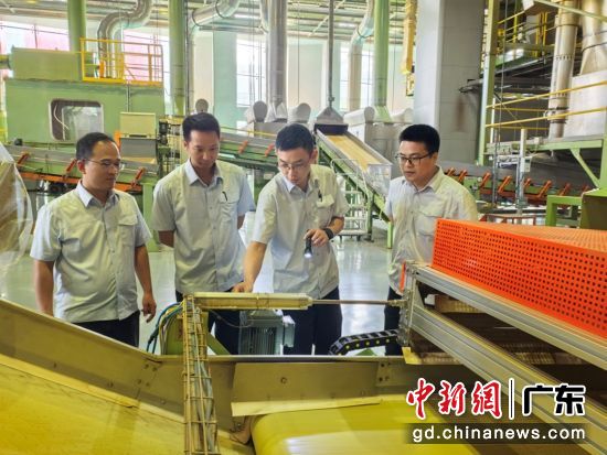 “设备·基建”人才库导师与学员们正在开展制丝车间6400线烘丝后柔性断丝项目攻关研究。 吴跃龙 摄 “设备·基建”人才库导师与学员们正在开展制丝车间6400线烘丝后柔性断丝项目攻关研究。 吴跃龙 摄