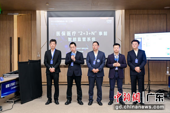 获奖团队。龙岗供图 获奖团队。龙岗供图