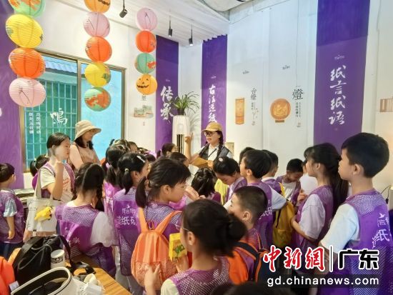 一批学生正在参加古法造纸研学活动。肇庆市纸言纸语古法造纸研学基地 供图 一批学生正在参加古法造纸研学活动。肇庆市纸言纸语古法造纸研学基地 供图