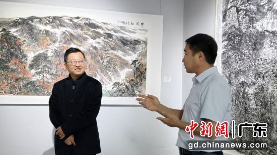 展览现场,陈桂明(图中左一)与李红波(图中右一)在进行交流。彭曼云 摄 展览现场,陈桂明(图中左一)与李红波(图中右一)在进行交流。彭曼云 摄