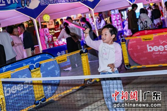 小朋友在嘉年华上体验体育游戏。广州市体育局供图 小朋友在嘉年华上体验体育游戏。广州市体育局供图