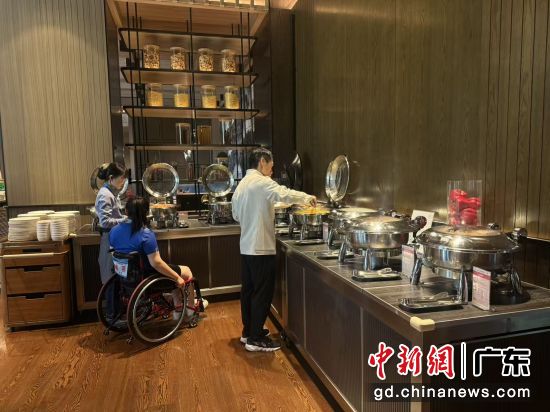 ���ذ»��������ִί��ϵͳ���ƽ��Ӵ��Ƶ�����س��������ϰ����죬���ԡ��а��ް����Ķ������緶��ͼΪ�����˶�Ա�ڽӴ��Ƶ��ò͡�(����� ��)