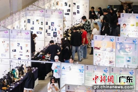 2026顺德职业技术大学设计学院毕业设计作品·校企合作成果联展现场。 顺德职业技术大学设计学院 供图 2026顺德职业技术大学设计学院毕业设计作品·校企合作成果联展现场。 顺德职业技术大学设计学院 供图