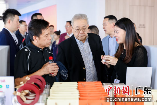 �α��ι���Ʒ��չ�������췽��ͼ