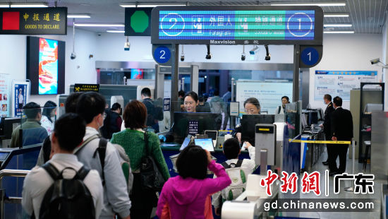 澳门回归祖国26周年纪念日,珠海湾仔口岸单日客流创历史新高。许嘉伟 摄 澳门回归祖国26周年纪念日,珠海湾仔口岸单日客流创历史新高。许嘉伟 摄