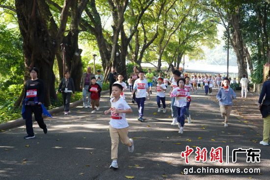 广州500组家庭在阳光下奔跑。通讯员 供图 广州500组家庭在阳光下奔跑。通讯员 供图