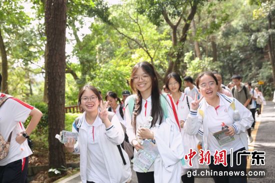 同学们在西樵山徒步。校方 供图 同学们在西樵山徒步。校方 供图
