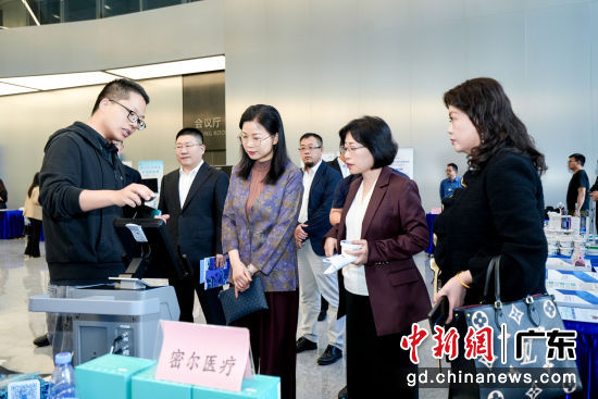 参会人员参观展区。彭程 摄 参会人员参观展区。彭程 摄