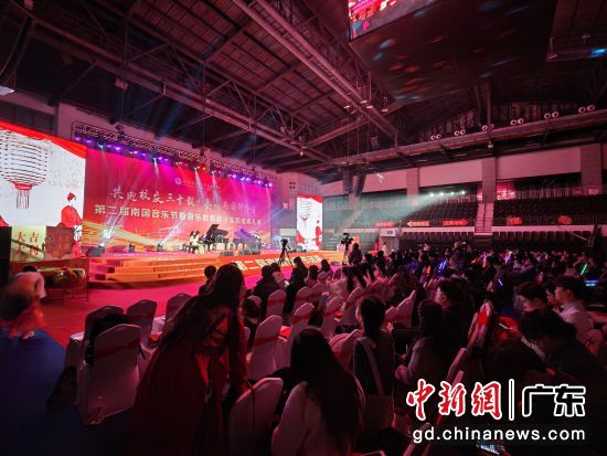 第二届南国音乐节音乐教育专业教学实践成果礼演25日晚在广东外语外贸大学南国商学院体育馆举行。郭军 摄 第二届南国音乐节音乐教育专业教学实践成果礼演25日晚在广东外语外贸大学南国商学院体育馆举行。郭军 摄