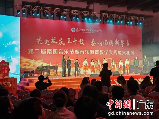 留学生深情合唱江苏民歌《茉莉花》。郭军 摄 留学生深情合唱江苏民歌《茉莉花》。郭军 摄