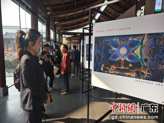 游客在摄影展现场欣赏摄影作品。邓巴烽 摄 游客在摄影展现场欣赏摄影作品。邓巴烽 摄