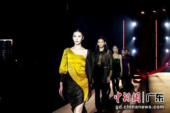 图为在日前举行的2025香云纱设计与交易展览会上,模特儿展示香云纱服装。(广东省服装服饰行业协会 供图) 图为在日前举行的2025香云纱设计与交易展览会上,模特儿展示香云纱服装。(广东省服装服饰行业协会 供图)