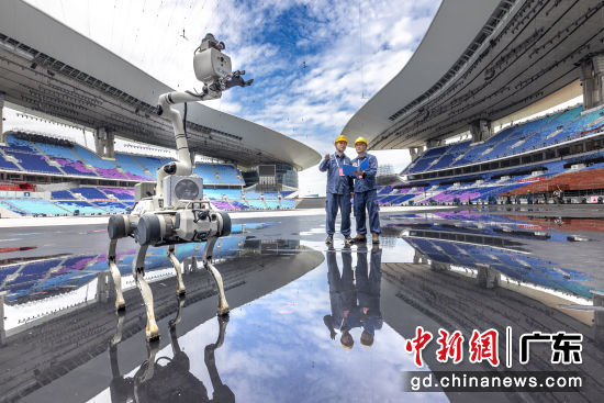 广州供电局出动“哮天”四足机器人在十五运会开幕式场馆内开展精准巡检。资料图。(广州供电局 供图) 广州供电局出动“哮天”四足机器人在十五运会开幕式场馆内开展精准巡检。资料图。(广州供电局 供图)