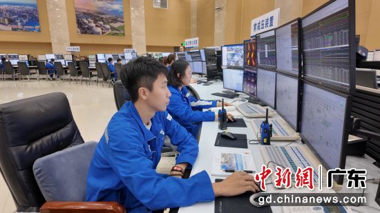 广东石化员工在中控室监控装置运行状况。赵凤莉 摄 广东石化员工在中控室监控装置运行状况。赵凤莉 摄