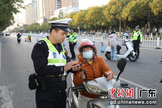 交管人员在路上执勤。戈英男 摄 交管人员在路上执勤。戈英男 摄