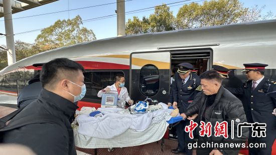 广州南至上海虹桥的G818次列车工作人员参与抢救突发疾病旅客。广州客运段 供图 广州南至上海虹桥的G818次列车工作人员参与抢救突发疾病旅客。广州客运段 供图