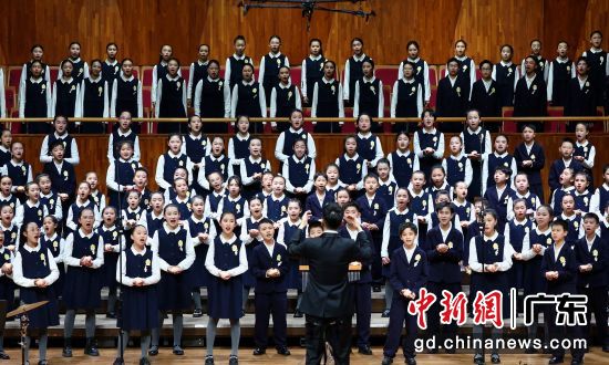 来自广州市花都区塱头村的太阳照照童声合唱团登上星海音乐厅舞台。广州市花都区委宣传部 供图 来自广州市花都区塱头村的太阳照照童声合唱团登上星海音乐厅舞台。广州市花都区委宣传部 供图