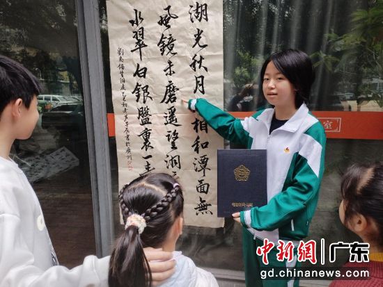 获奖学生芦子辰介绍作品。陈志雄 供图 获奖学生芦子辰介绍作品。陈志雄 供图