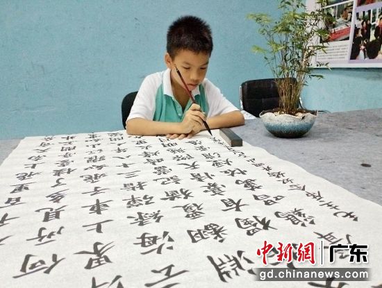 获奖学生陈焕然在创作书法。陈志雄 供图 获奖学生陈焕然在创作书法。陈志雄 供图