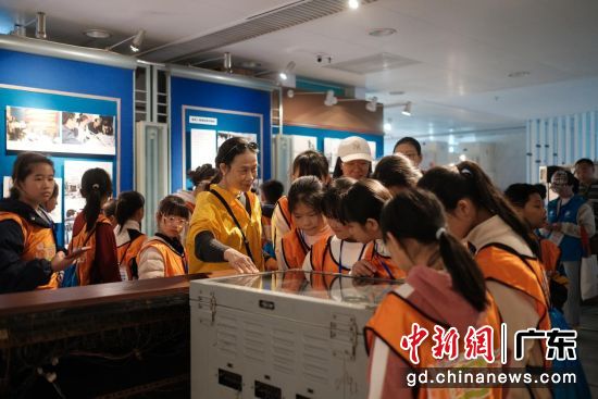 在讲解员的带领下,孩子们系统了解了广播技术的发展脉络。通讯员 供图 在讲解员的带领下,孩子们系统了解了广播技术的发展脉络。通讯员 供图
