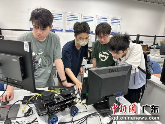 深大电子与信息工程学院学生参加集创赛在调试设备。深大供图 深大电子与信息工程学院学生参加集创赛在调试设备。深大供图