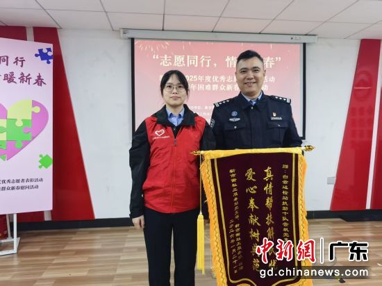 白云边检站执勤十队云帆党支部接受锦旗。通讯员 供图 白云边检站执勤十队云帆党支部接受锦旗。通讯员 供图