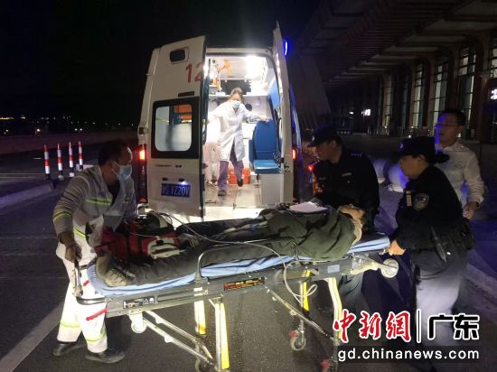 救助现场。东莞南站派出所供图 救助现场。东莞南站派出所供图