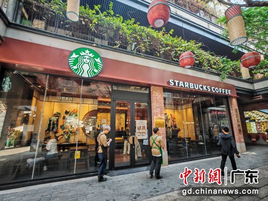 星巴克广东首家非遗概念店落子广州西关永庆坊。中新网记者 郭军 摄 星巴克广东首家非遗概念店落子广州西关永庆坊。中新网记者 郭军 摄