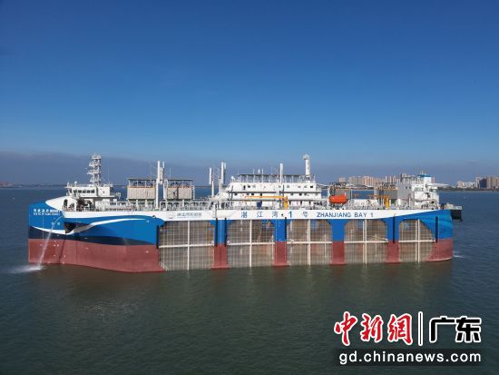 球首艘漂浮式动力定位网箱型养殖平台“湛江湾1号”投用。李乾源 摄 球首艘漂浮式动力定位网箱型养殖平台“湛江湾1号”投用。李乾源 摄