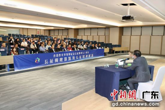 与会者聆听讲座。紫大轩 摄 与会者聆听讲座。紫大轩 摄