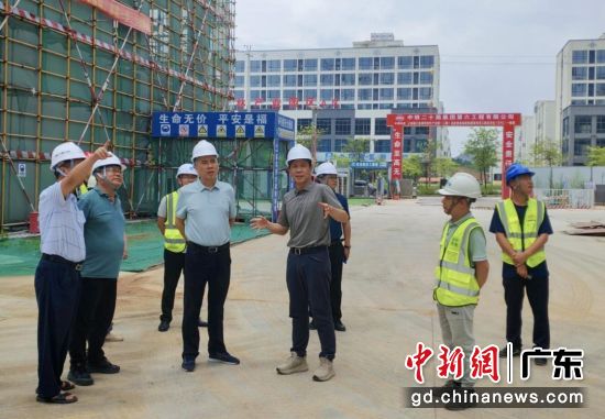 ����Э����Ŀ�㣬�ƶ���Ŀ���衣������ͼ