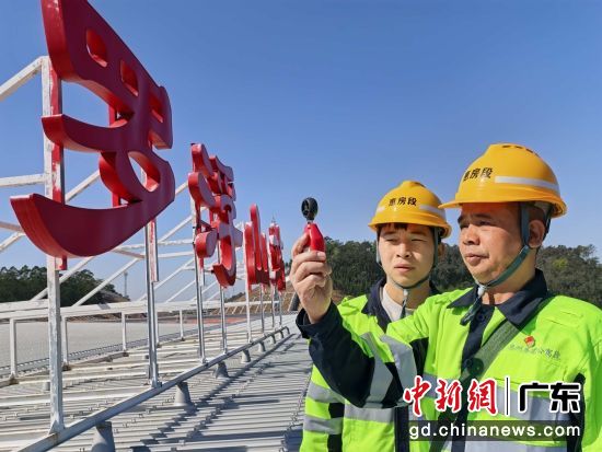 许汝桥正在罗浮山站巡检。刘葛干 摄 许汝桥正在罗浮山站巡检。刘葛干 摄