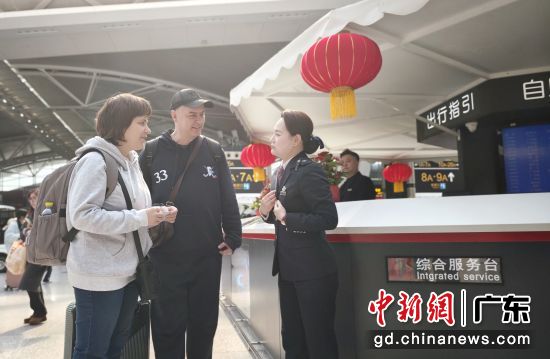 春运首日广州南站工作人员在综合服务台引导外籍旅客有序乘车。邓智云 摄 春运首日广州南站工作人员在综合服务台引导外籍旅客有序乘车。邓智云 摄