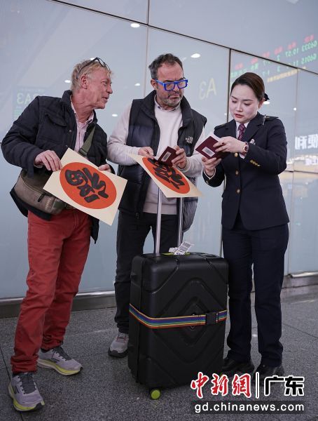 广州南站工作人员在验票口核对外籍旅客乘车信息。邓智云 摄 广州南站工作人员在验票口核对外籍旅客乘车信息。邓智云 摄