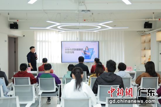 广州市妇联大楼举办健康科普义诊公益活动。通讯员 供图 广州市妇联大楼举办健康科普义诊公益活动。通讯员 供图