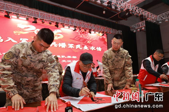 现场挥春。李瑞波 摄 现场挥春。李瑞波 摄