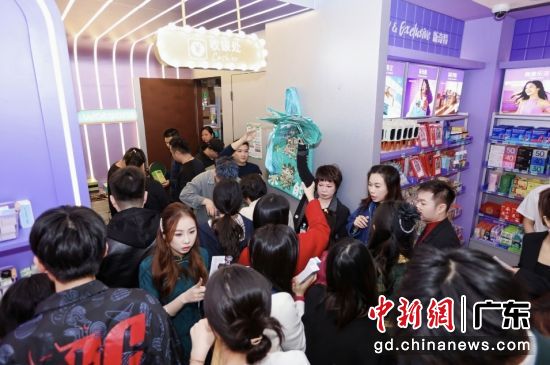 屈臣氏复古主题快闪店亮相广州。通讯员 供图 屈臣氏复古主题快闪店亮相广州。通讯员 供图