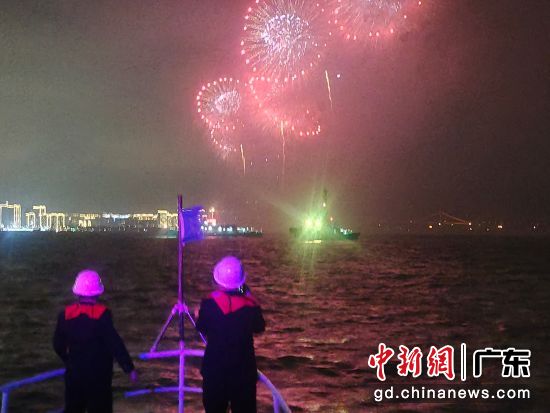 汕头海事局派出船艇做好汕头市2026年迎新春焰火晚会水上警戒安保。李博荣摄 汕头海事局派出船艇做好汕头市2026年迎新春焰火晚会水上警戒安保。李博荣摄