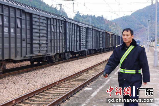 车站工作人员在站台接发列车。林灿佳 摄 车站工作人员在站台接发列车。林灿佳 摄