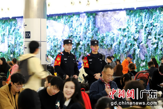 西九龙站派出所民警在候车区执勤。西九龙站派出所供图 西九龙站派出所民警在候车区执勤。西九龙站派出所供图