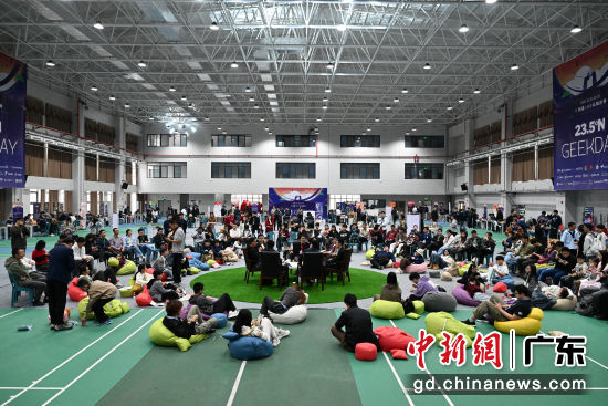 2月25日,北回归线极客节在广东省普宁市举行公众开放日。据介绍,北回归线极客节旨在将前沿科技与本土文化融合,推动潮汕地区科技创新生态发展。图为潮汕籍科技行业大咖分享智能体、具身智能等领域的技术发展与应用趋势。 记者 陈楚红 摄 2月25日,北回归线极客节在广东省普宁市举行公众开放日。据介绍,北回归线极客节旨在将前沿科技与本土文化融合,推动潮汕地区科技创新生态发展。图为潮汕籍科技行业大咖分享智能体、具身智能等领域的技术发展与应用趋势。 记者 陈楚红 摄