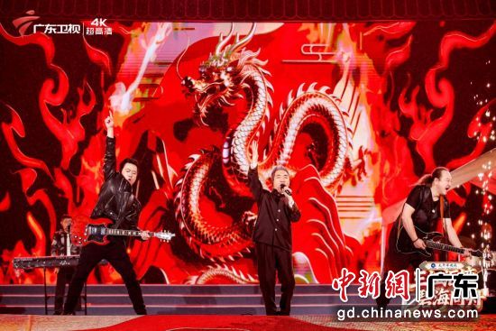 跨界音乐家吴彤唱响气势豪迈的《龙族》。广东卫视 供图 跨界音乐家吴彤唱响气势豪迈的《龙族》。广东卫视 供图