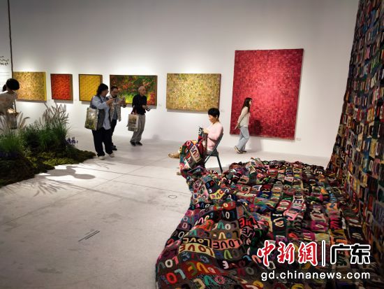 观众观展。记者 索有为 摄 观众观展。记者 索有为 摄