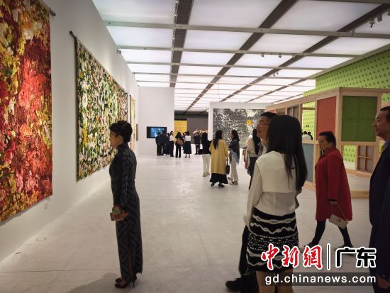 观众观展。 记者 索有为 摄 观众观展。 记者 索有为 摄