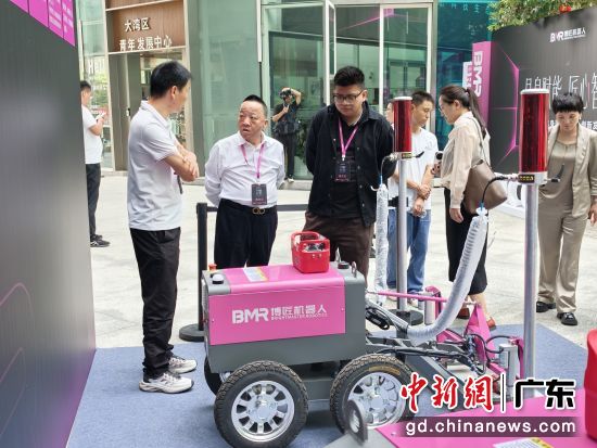 具身建筑机器人受到业界关注。罗云鹏 摄 具身建筑机器人受到业界关注。罗云鹏 摄