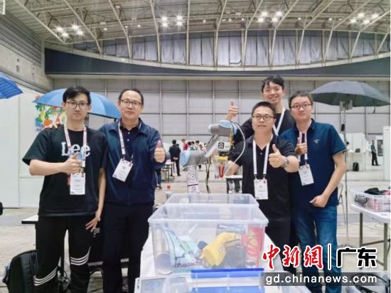 2024年国际机器人与自动化会议国际机器人竞赛团队合影(左二为王学谦)。清华供图 2024年国际机器人与自动化会议国际机器人竞赛团队合影(左二为王学谦)。清华供图