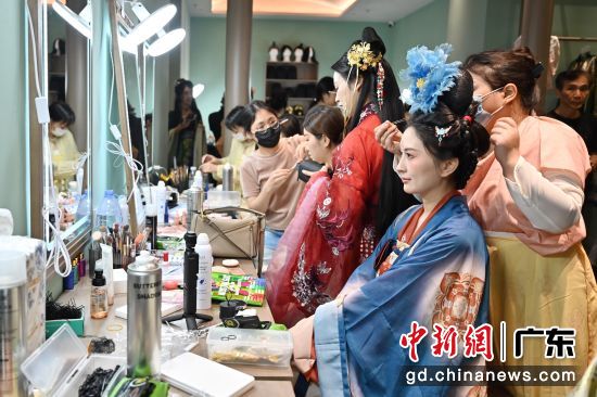 图为宾客体验古装扮相。记者 陈楚红 摄 图为宾客体验古装扮相。记者 陈楚红 摄