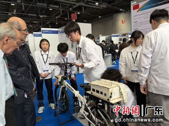 祈福英语实验学校学子展示非机动车动能回收装置2.0作品。校方 供图 祈福英语实验学校学子展示非机动车动能回收装置2.0作品。校方 供图