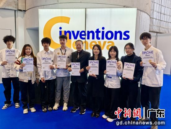 参展师生。校方 供图 参展师生。校方 供图