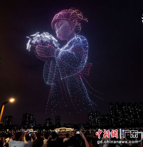 聚龙湾品牌无人机灯光秀,5000架无人机依次腾空,刷新广州史上最大规模无人机表演纪录,沿途民众纷纷围观拍照。珠江实业集团 供图 聚龙湾品牌无人机灯光秀,5000架无人机依次腾空,刷新广州史上最大规模无人机表演纪录,沿途民众纷纷围观拍照。珠江实业集团 供图